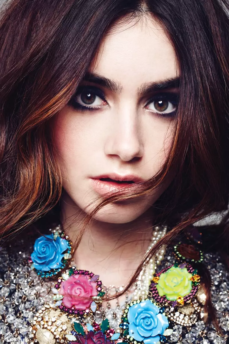 Si Lily Collins Nagsidlak sa Elle Canada's September 2013 Cover Story