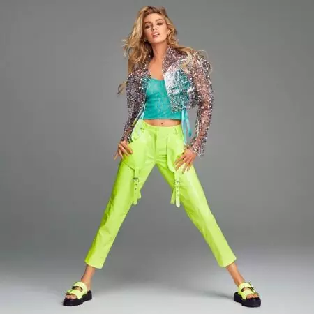 Stella Maxwell yn Cychwyn Ei Sodlau yn Ymgyrch Staccato x Jeremy Scott