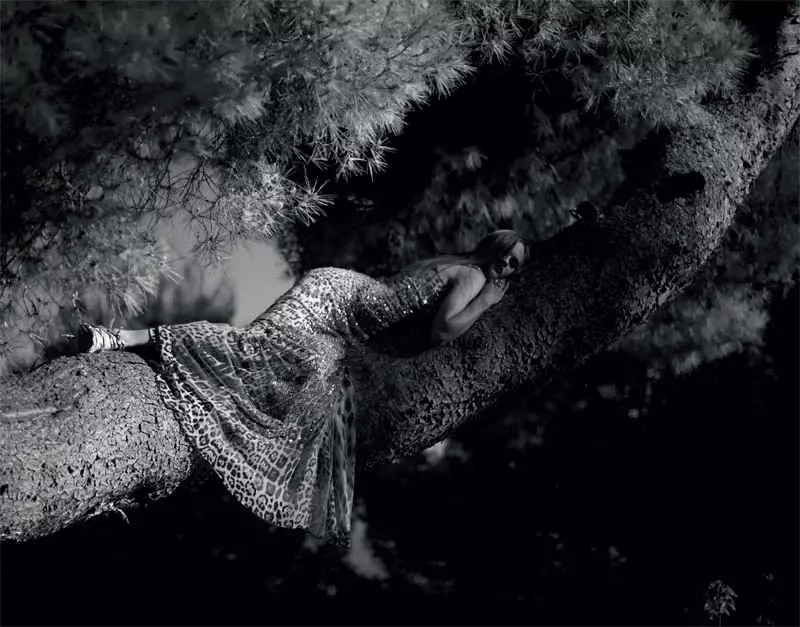 Karmena Džalvinga filmā Roberto Cavalli par Amica 2011. gada jūlijā