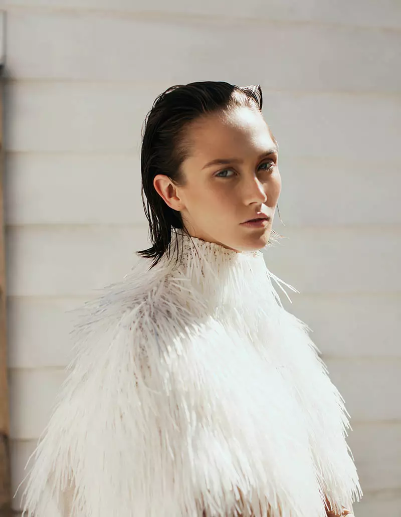 Caitlin Lomax ni Astrid Salomon sa "Pale Days" para sa Fashion Gone Rogue