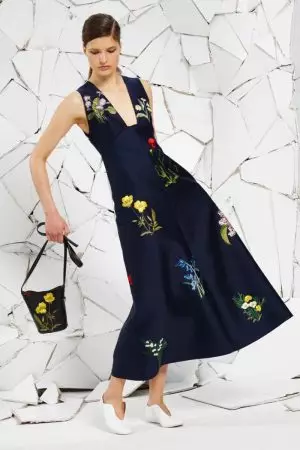 Stella McCartney abbraccia i fiori, il pizzo per il resort