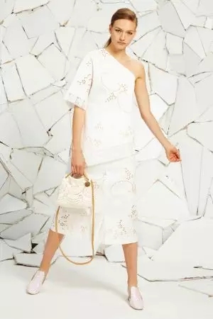 Stella McCartney abbraccia i fiori, il pizzo per il resort