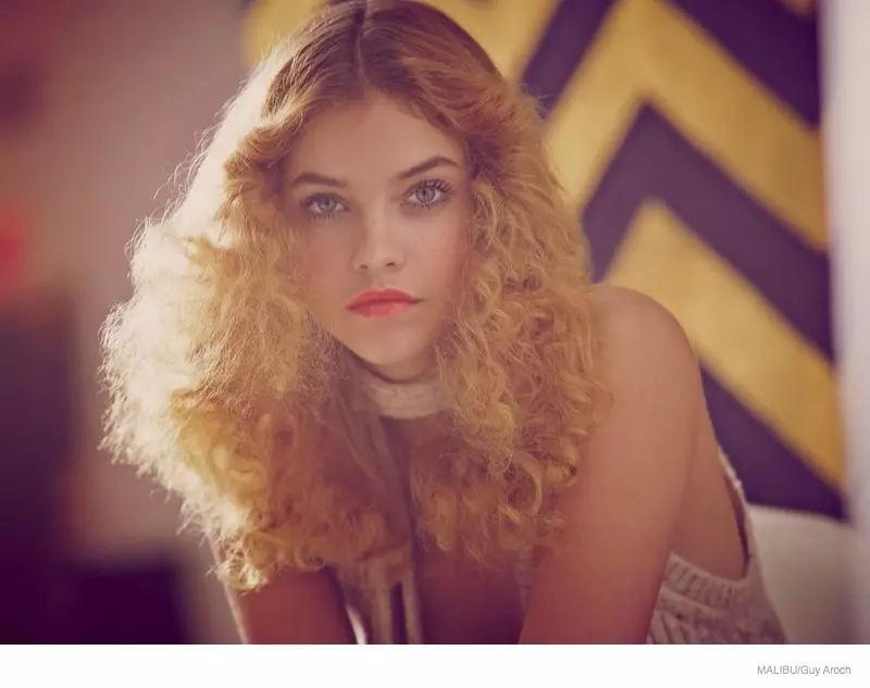 Barbara Palvin er 70-talls Chic, Rocks Curly Hair i Malibu Shoot