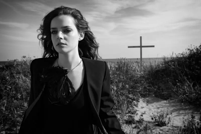 Roxane Mesquida Stars a cikin FutureClaw Magazine #6 na Eric Guillemain