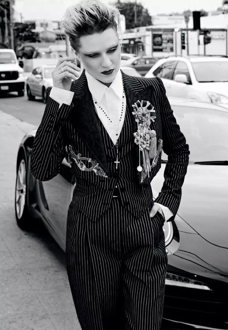 Abbracciando il gessato, Evan Rachel Wood indossa abito in cotone Dolce & Gabbana e collana con camicia Gucci