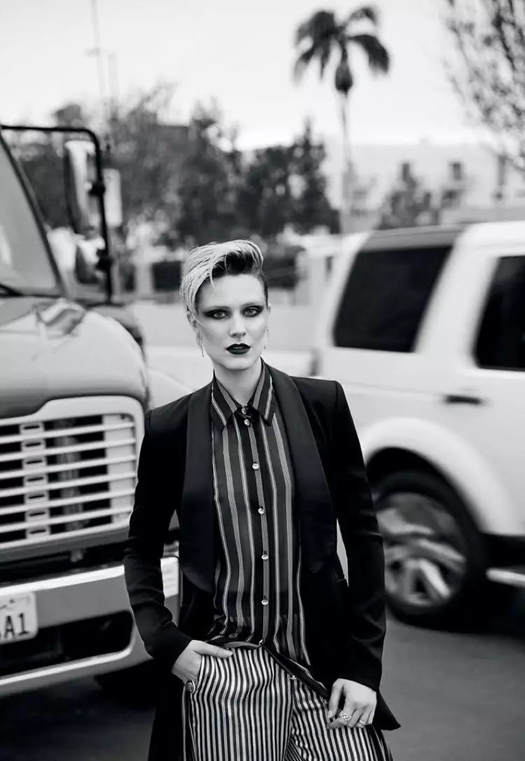 Lîstikvan Evan Rachel Wood bi çakêtê Prabal Gurung bi cil û bergên hevrîşim Lanvin û pantolonên satin poz dide.