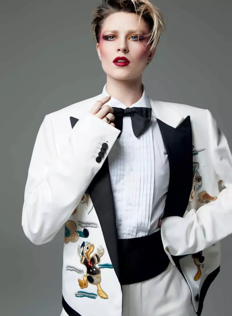 Evan Rachel Wood pozează în costum Gucci din twill de bumbac, cămașă, papion și papucă