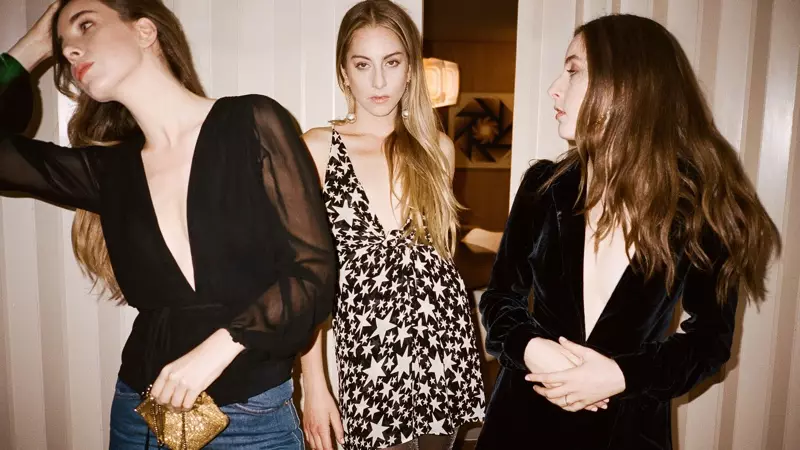 (ซ้าย) ปฏิรูป x HAIM ฮูสตัน ท็อป (กลาง) ปฏิรูป x HAIM Victory Dress (ขวา) ปฏิรูป x HAIM Lindley Dress