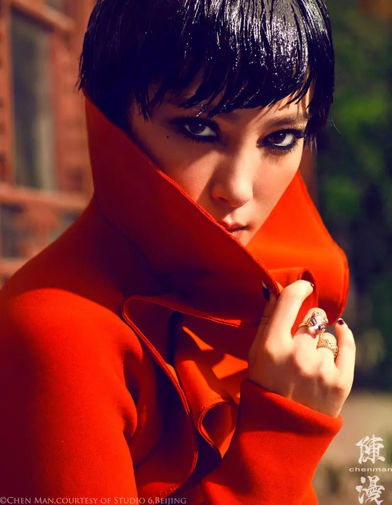 Li Bing Bing Mengagumi dalam Penggambaran Muka Depan Vogue China Oktober oleh Chen Man