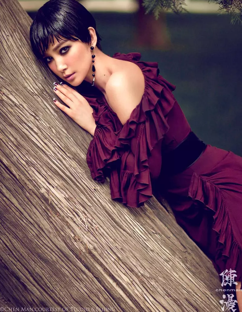 Li Bing Bing ihmettelee Chen Manin lokakuun kansikuvauksessa Kiinan Vogue