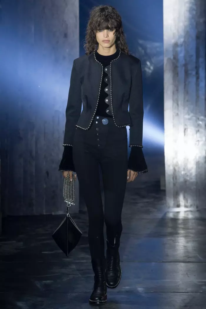 Chaqueta adornada, top con volantes y pantalones de cintura alta de la colección otoño-invierno 2017 de Alexander Wang