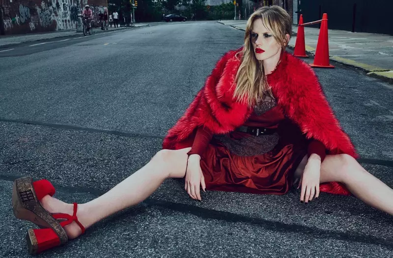 U-Anne Vyalitsyna unxibe izithende zeqonga kwi-fashion spread