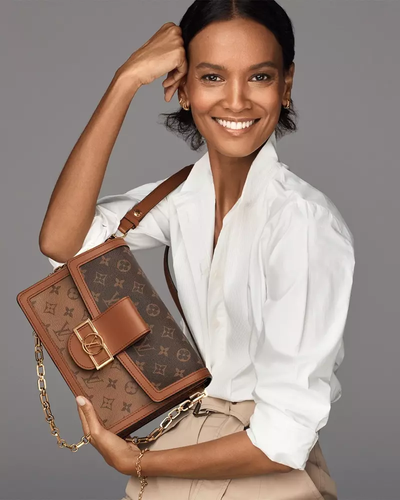 Liya Kebede membintangi kempen Louis Vuitton Dauphine bag 2021.