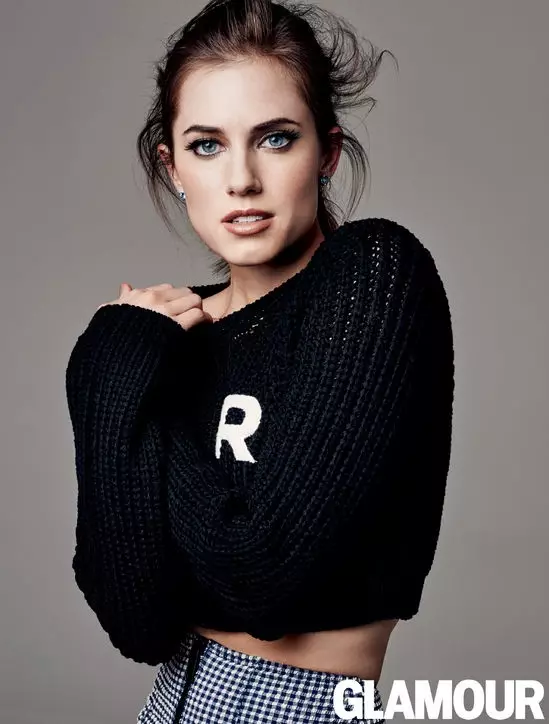 Allison Williams Stars fil-Faxxinu, Tgħid Hi Goes Crazy għal Pariri dwar l-Omm