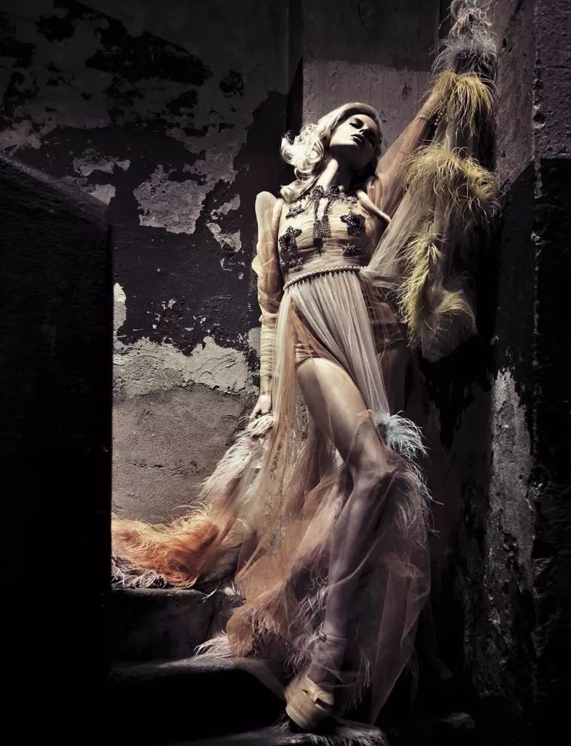 Modelka Karolína Kurková leňoší v tylových róbach od Gucci s kožušinou a koženými detailmi
