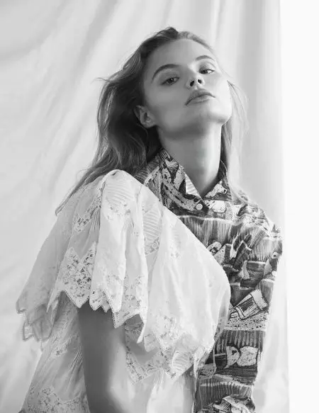 Magdalena Frackowiak draacht Burberry's nije seizoenslook yn BAZAAR Korea