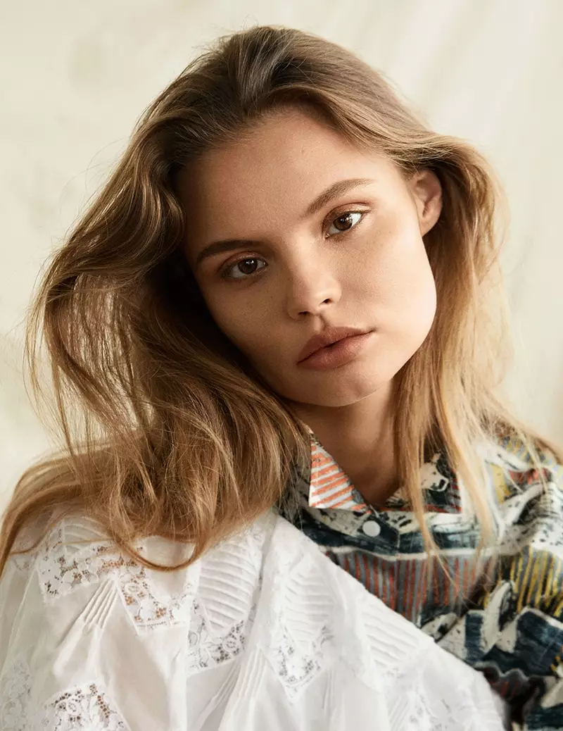 Magdalena Frackowiak leva o cabelo en ondas confusas