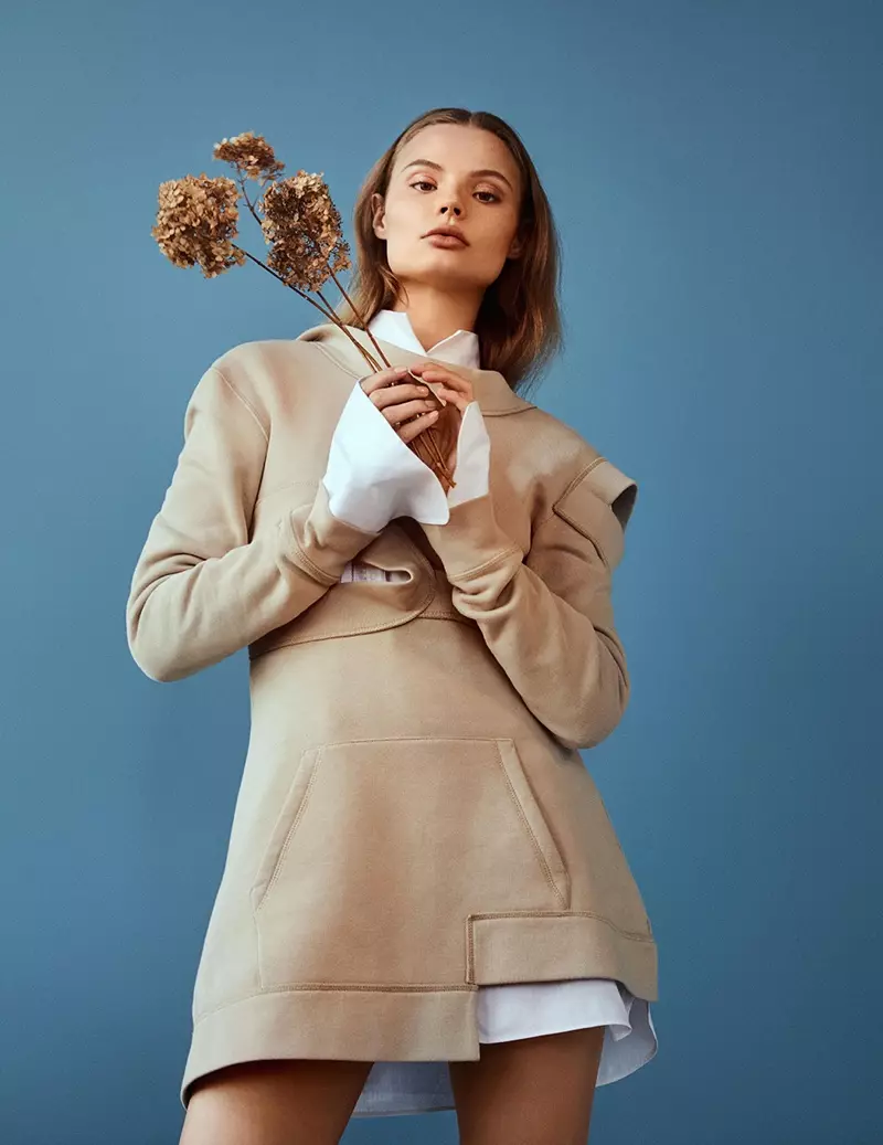 Si Magdalena Frackowiak nag-pose sa ginunting nga sinina ug kamiseta gikan sa Burberry