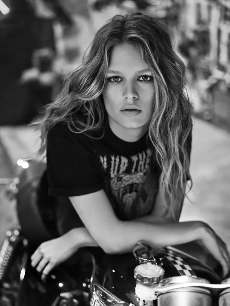 Anna Ewers, gefotografeerd in zwart-wit, draagt een T-shirt in Colcci's herfst-winter 2017-campagne