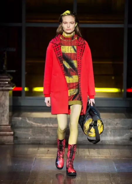 Musim Gugur Moschino 2016: Pukulan Punk