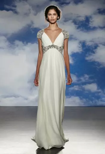 Jenny Packham นำเสนอนางแบบขนาดบวกในงานเจ้าสาวฤดูใบไม้ผลิปี 2015 ของเธอ