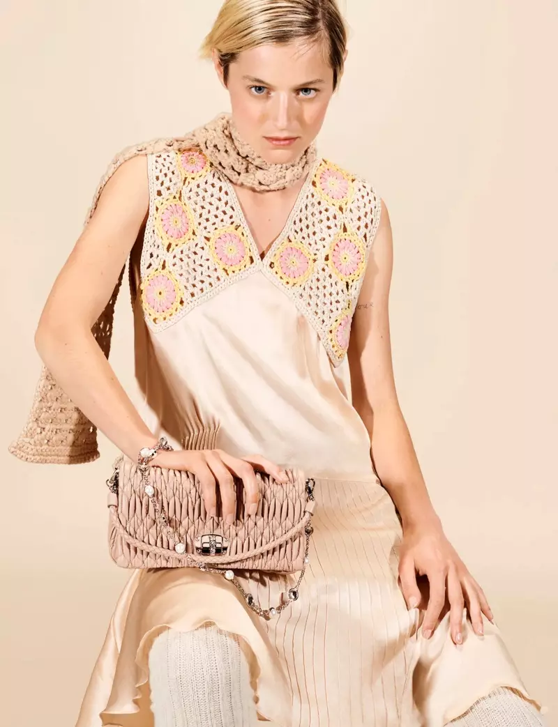 Emma Corrin poseeraa virkatuissa mekoissa Miu Miu -syksy-talvi 2021 -kampanjan edessä.