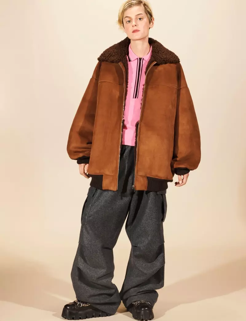 Emma Corrin posa con estilos extragrandes para la campaña otoño-invierno 2021 de Miu Miu.