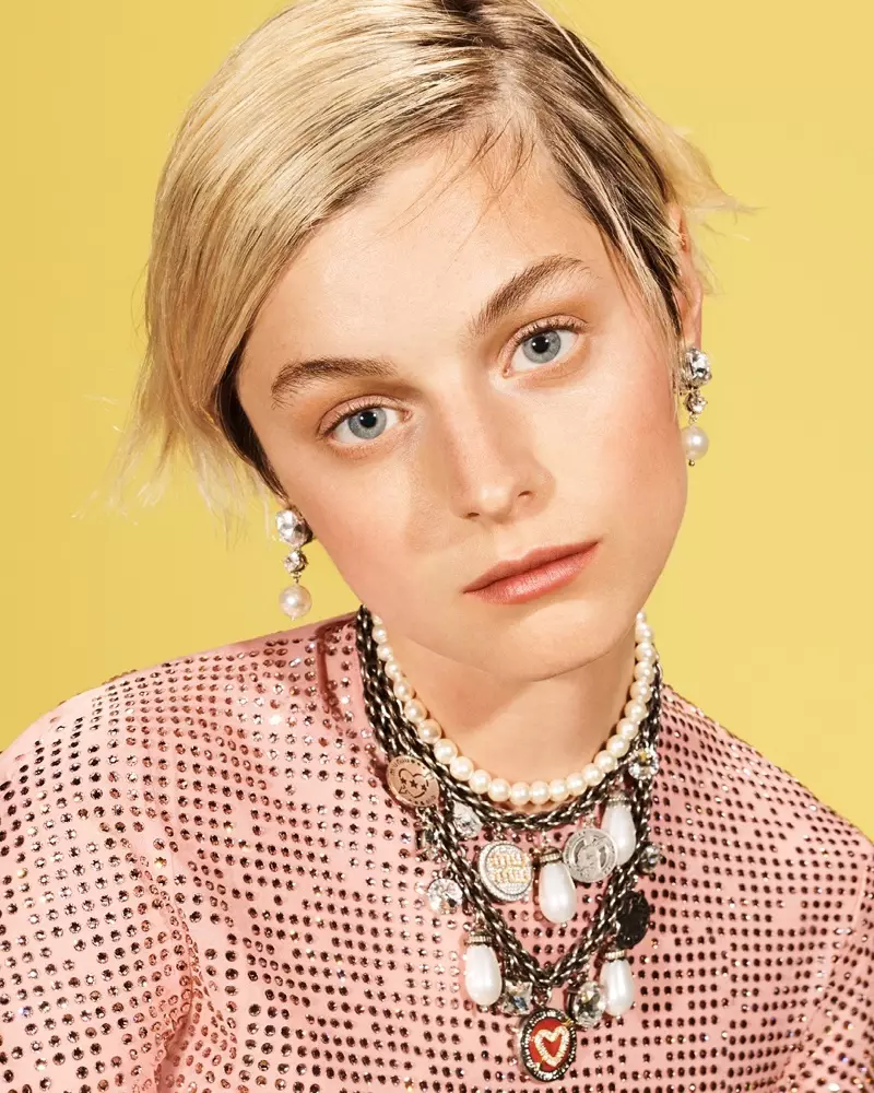 Om ansikte: Emma Corrin bär smycken i Miu Miu höst-vinter 2021-kampanj.