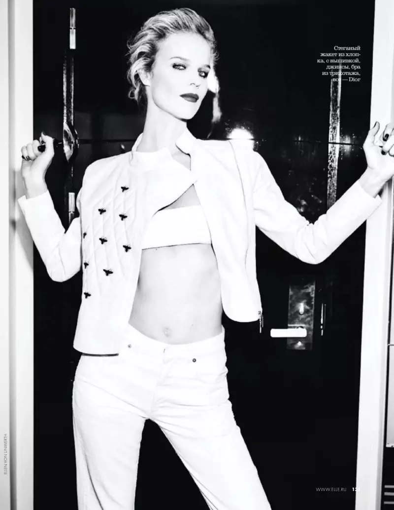 Na fotografiji v črno-beli barvi, Eva Herzigova nosi prešito jakno Dior, zapestnico brez naramnic in kavbojke
