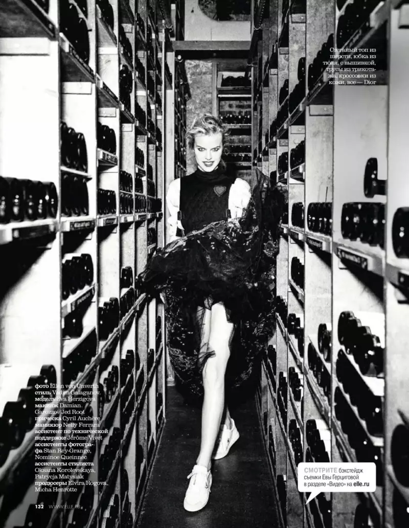 Eva Herzigova modelleer Dior-voorkoms met tekkies