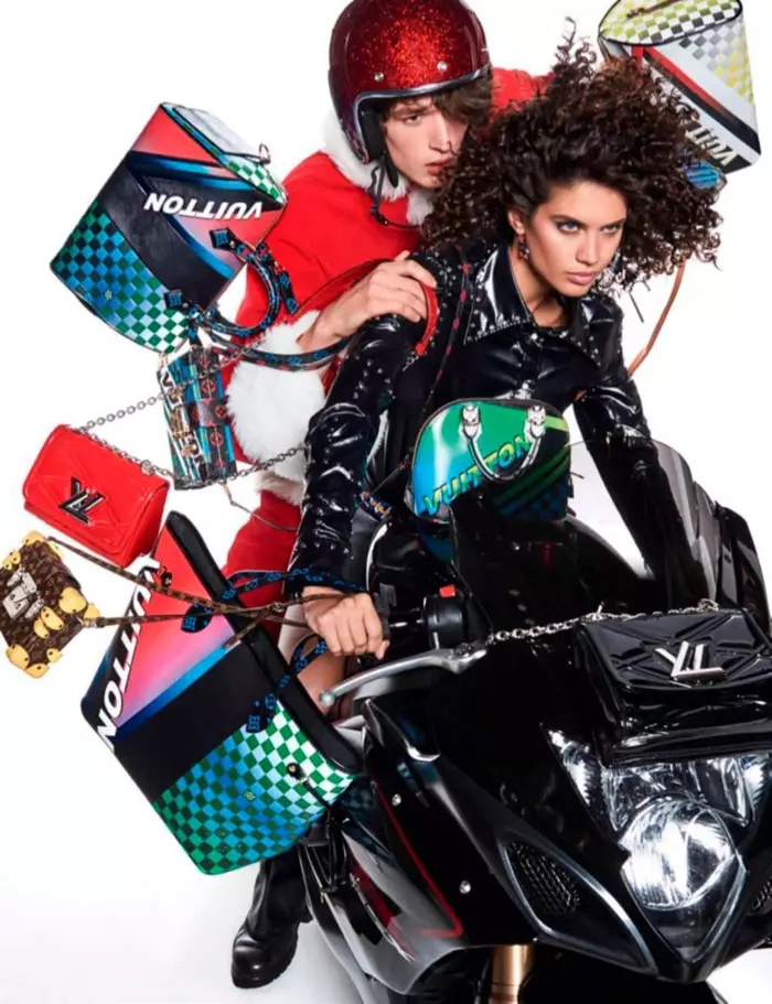 Posando nunha moto, Sara Sampaio ponse rebelde en coiro Louis Vuitton