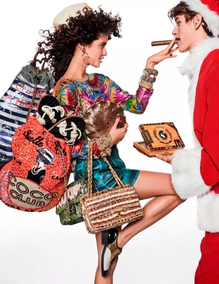 In posa con Babbo Natale, Sara Sampaio indossa look e borse Chanel