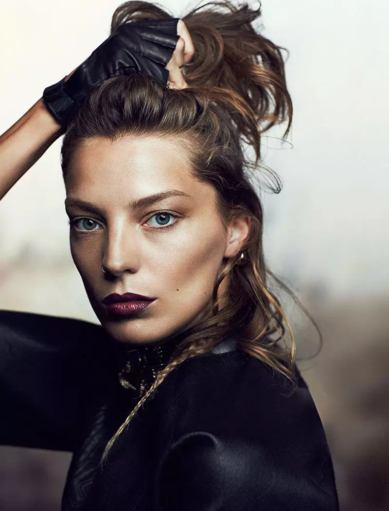 Daria Werbowy 在時尚雜誌專題中為 Chris Nicholls 暈倒