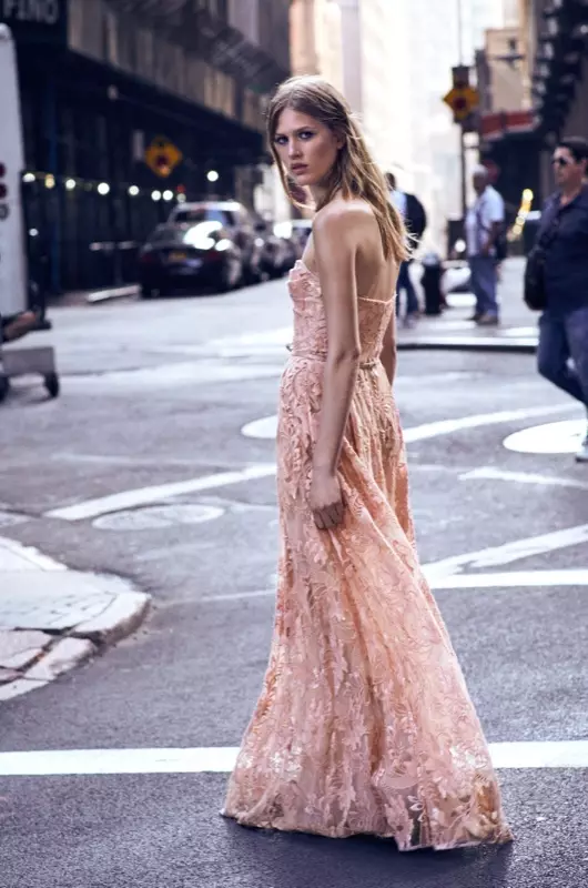 Моделҳои Лора Ҷули либосҳои Dreamy Marchesa Notte барои Shopbop