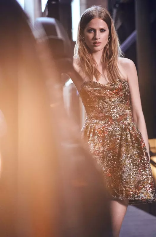 Лаура Џули моделира Dreamy Marchesa Notte фустани за Shopbop