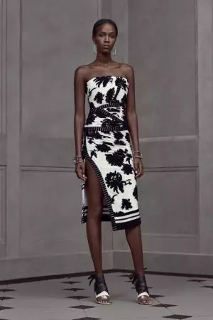 Balenciaga lance des maillots de bain et des corsets pour le Resort 2016