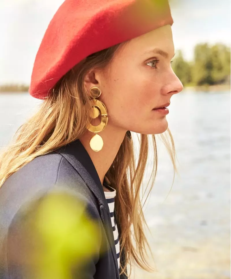 J. Crew Italian Wool Beret, Dover Blazer hauv Italian Wool, Saint James rau J. Crew Slouchy T-Shirt thiab Orbit Earrings