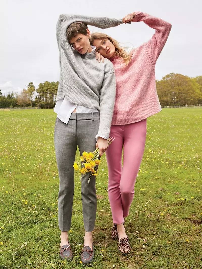 (kairėje) J. Crew 1988 m. itališkas megztinis su kašmyru, Thomas Masonas už J. Crew berniukų marškinius, Cameron Slim Crop kelnaitės su keturių sezonų elastingumu (dešinėje) J. Crew 1988 m. - Sezoniniai „Strettch“ ir „Academy Loafers“ blauzdos plaukuose