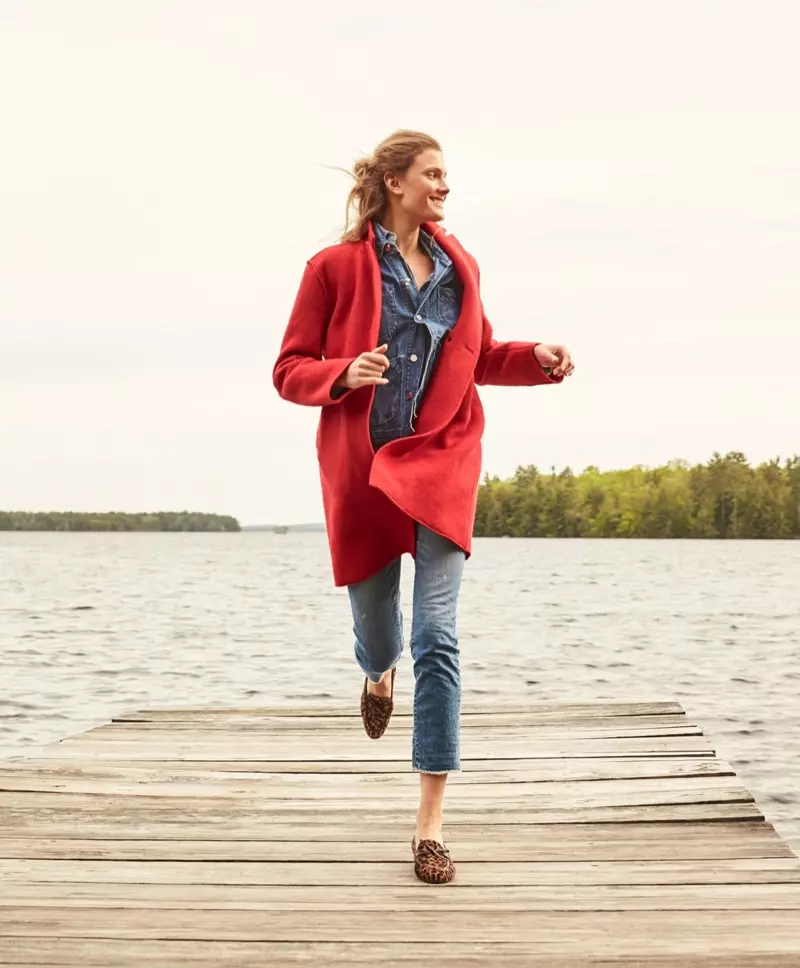 J. Crew Daphne Topcoat hauv Boiled Wool, Selvedge Chambray Shirt, Denim Chore Jacket nrog Patch Pocks thiab Vintage Crop Jean hauv Landers Wash