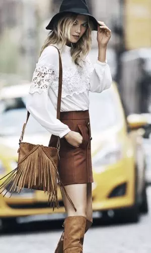 Karlie Kloss abbraccia la tendenza degli anni '70 per il lookbook Express "Wear to Work".