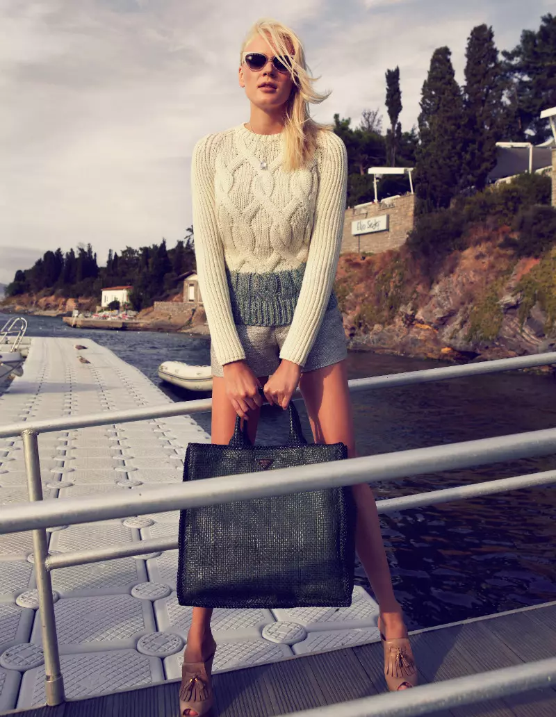 2012 ඔක්තෝබර් මස L'Officiel Turkey සඳහා Sedef Delen Lenses Cozy Knitwear