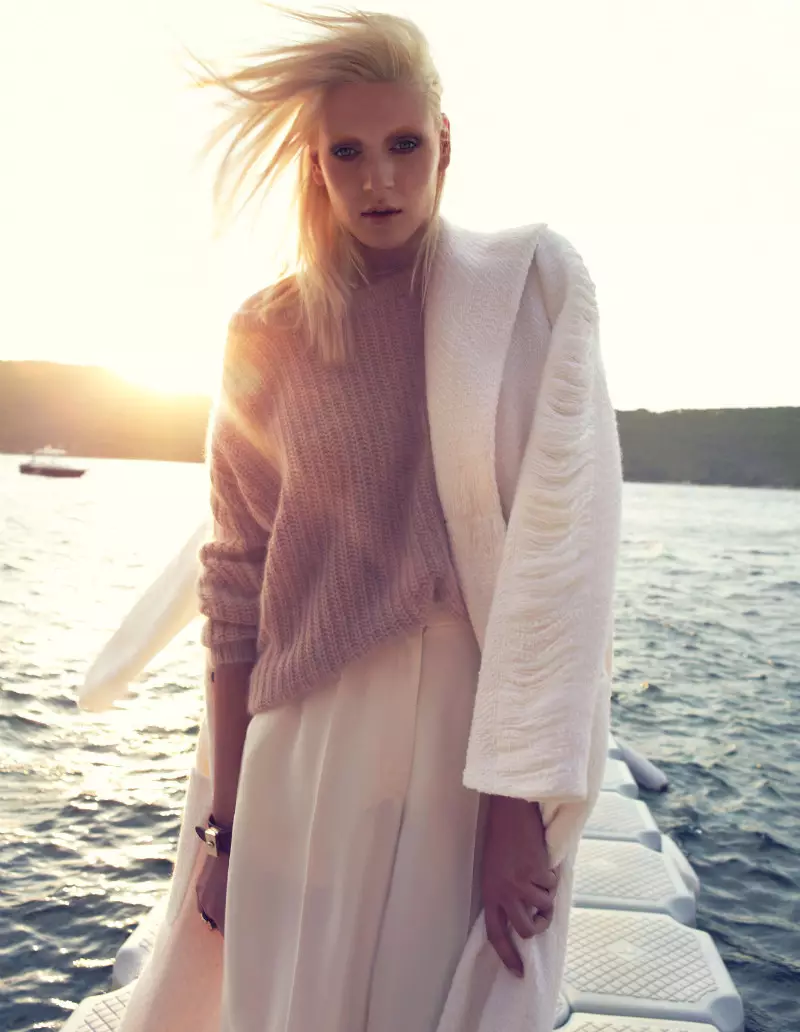 2012 ඔක්තෝබර් මස L'Officiel Turkey සඳහා Sedef Delen Lenses Cozy Knitwear