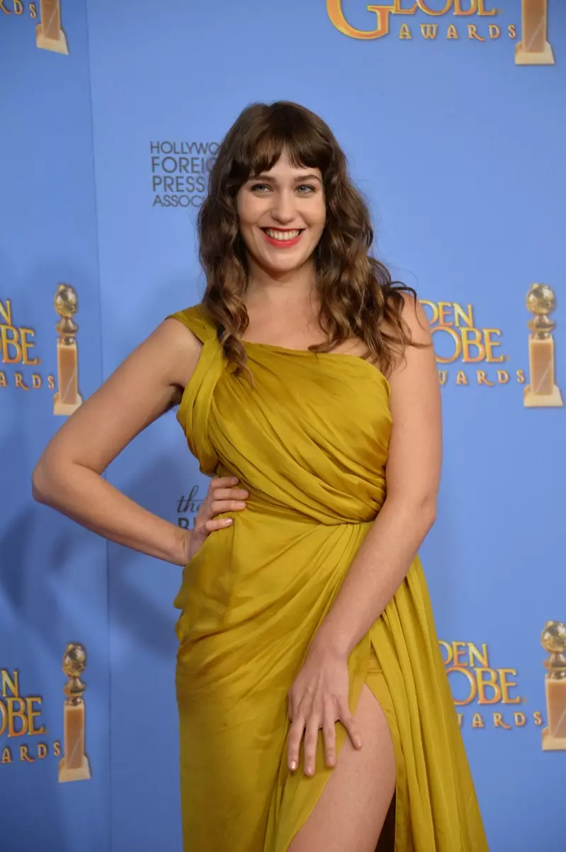 JANUAR 2016: Lola Kirke nimmt an den Golden Globe Awards 2016 teil und trägt ein drapiertes Kleid von Monique Lhuillier. Foto: Featureflash / Shutterstock.com