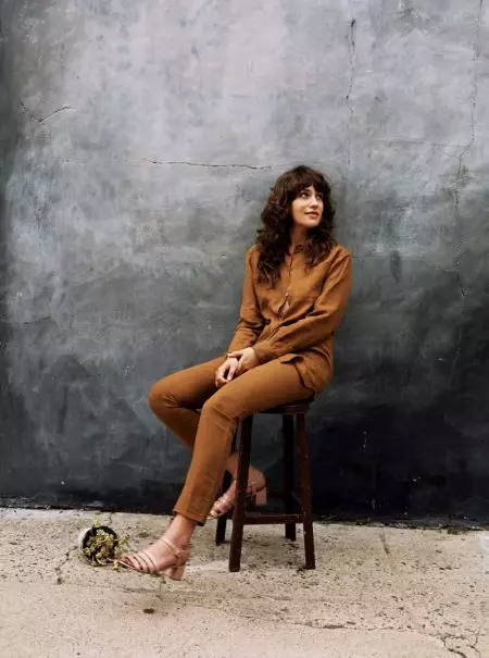 Lola Kirke draacht casual looks foar So It Goes Magazine