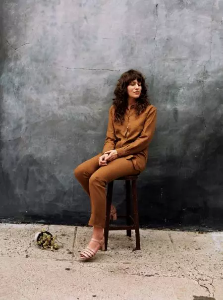 Lola Kirke draacht casual looks foar So It Goes Magazine