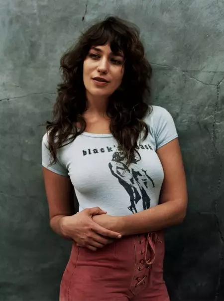 Lola Kirke bär casual looks för tidningen So It Goes