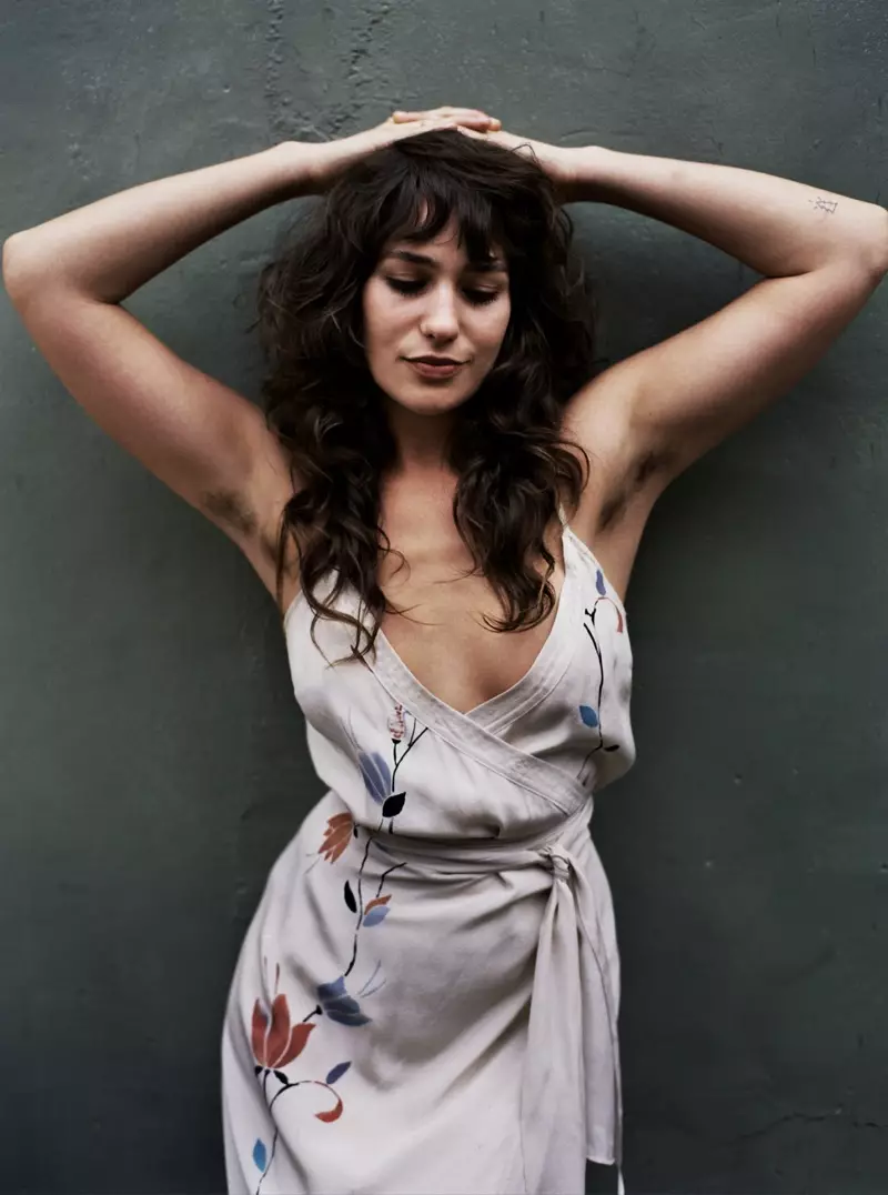 Lola Kirke-k bere besapeko ilea erakusten du So It Goes #7-n