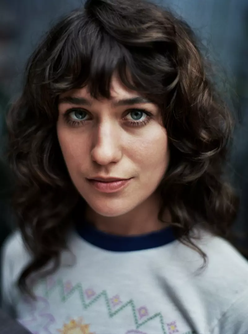 Actress Lola Kirke hnav cov plaub hau curly featuring ntev bangs