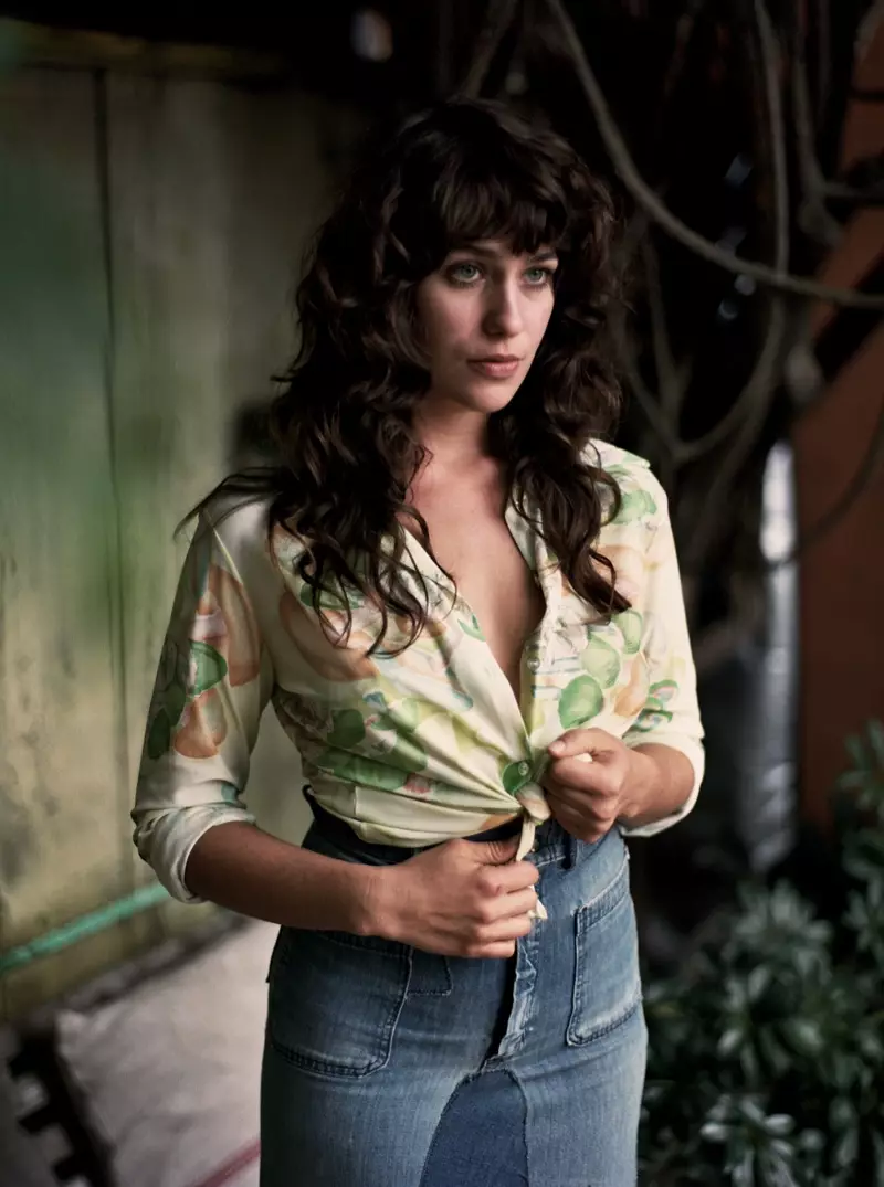 Lola Kirke pozează în fustă și bluză din denim cu talie înaltă