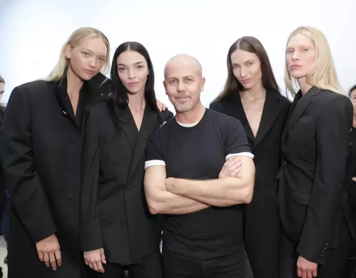 Gemma Ward, Mariacarla Boscono, Jessica Miller sareng Iselin Steiro di Calvin Klein Collection Men's Fall 2016 sareng desainer Italo Zucchelli. Poto: BFAnyc.com